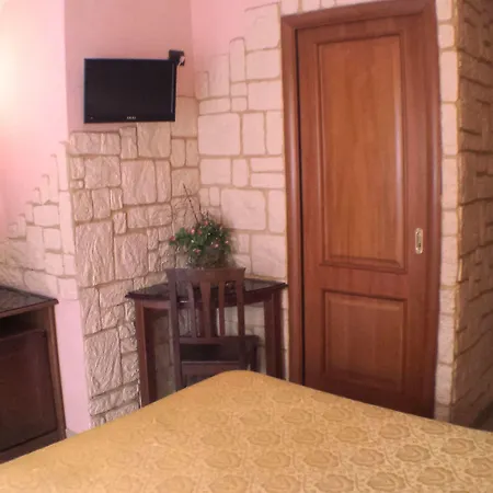 Ginevra Hotel *